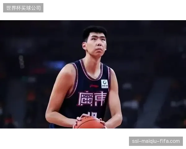 徐昕凭借休赛期的成长兑现天赋，从边缘球员成长为广州内线的重要一员。